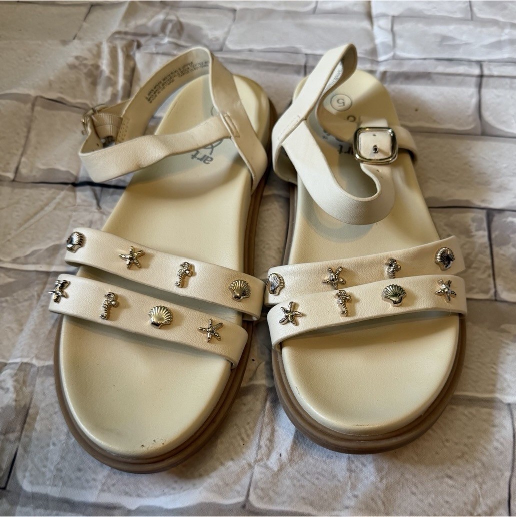 art class Women’s White Strappy Studded Buckle Ankle Strap Sandals US 5