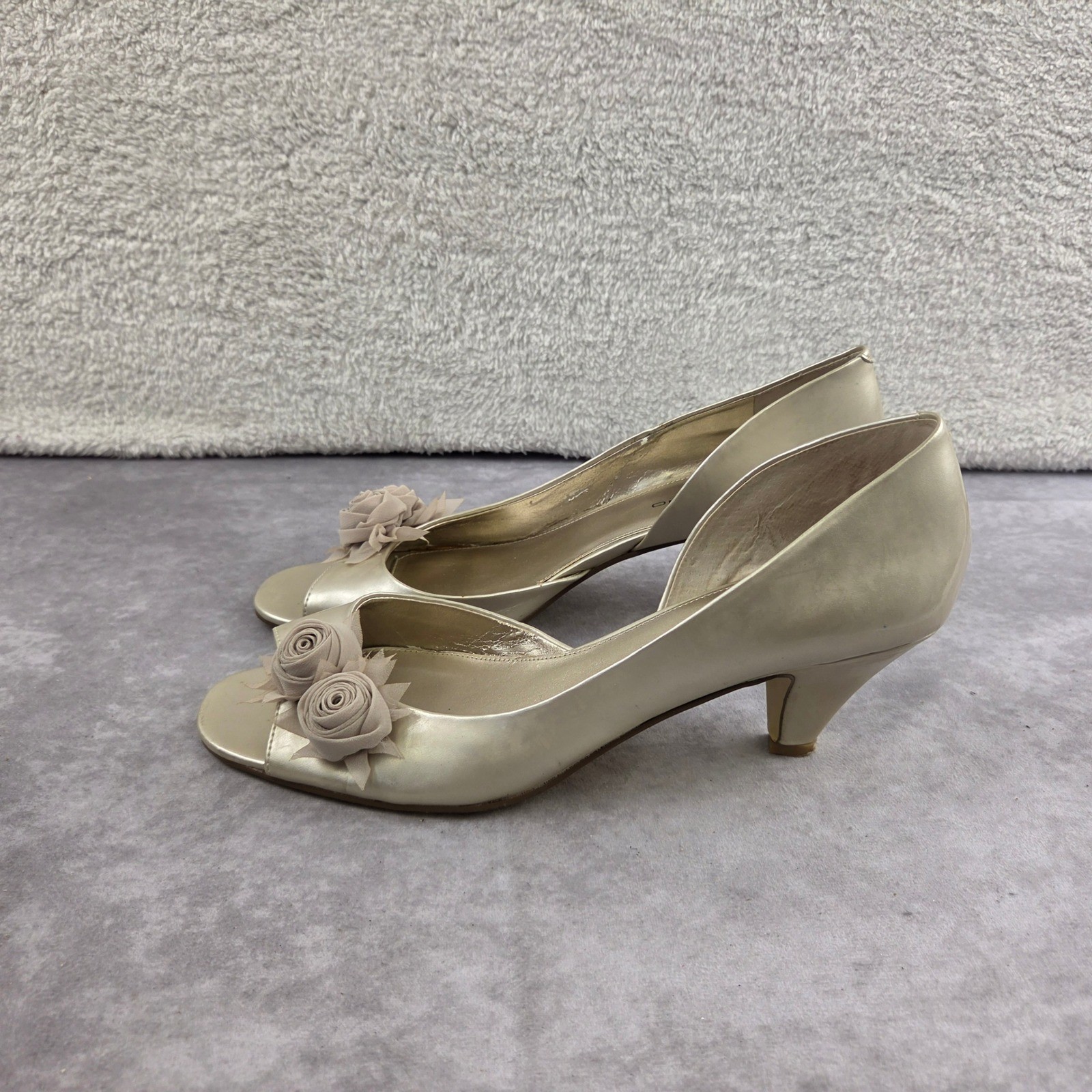 Bandolino Womens Champagne Metallic Rosette Peep Toe D’Orsay Kitten Heels 10M