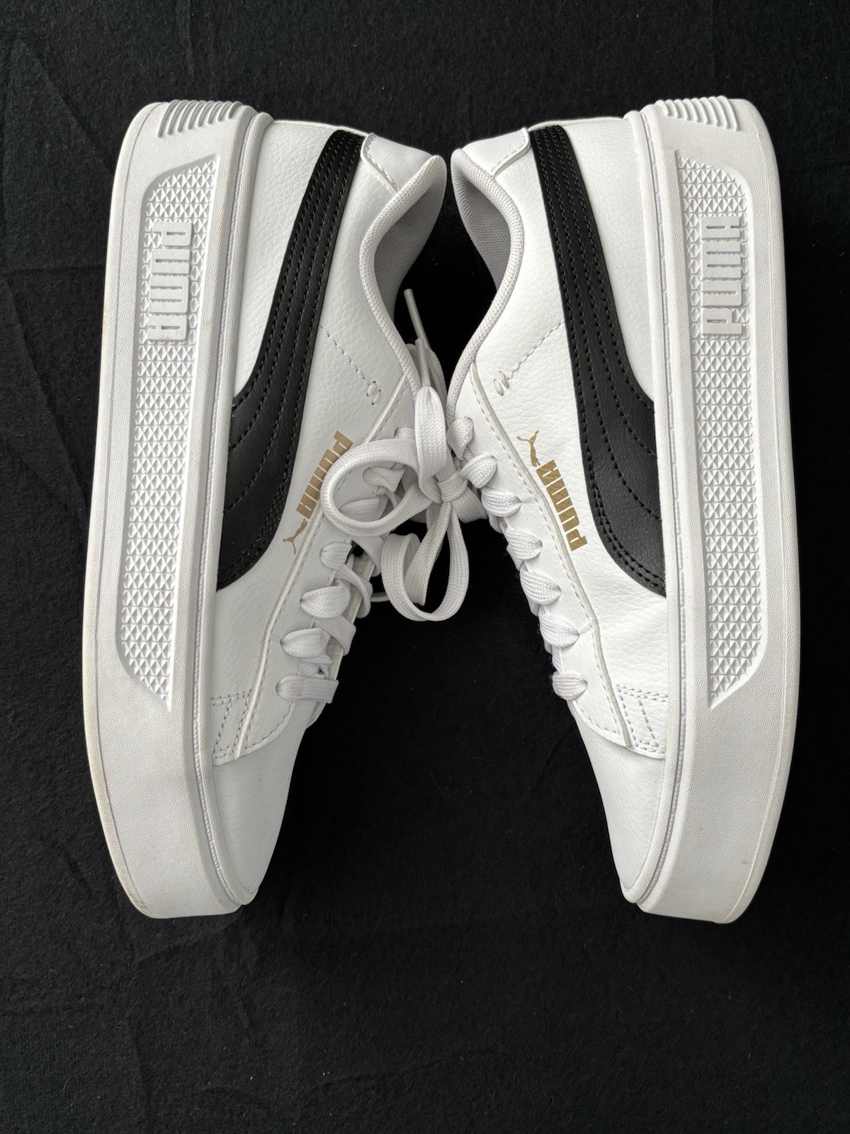 PUMA Women’s Smash Platform V3 Sneaker White And Black Sz 7 1/2 Worn Once !