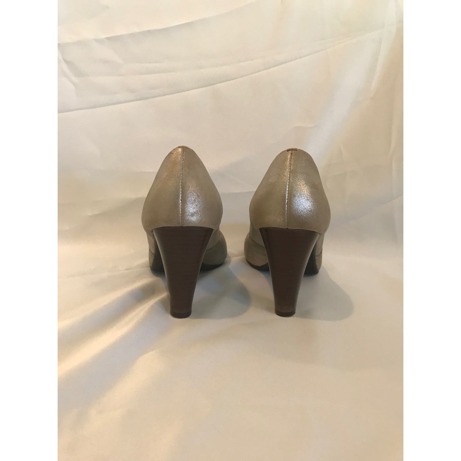 Unisa Lani Champagne Metallic Leather Peep Toe Jeweled Cameo Pumps Heels 8.5M