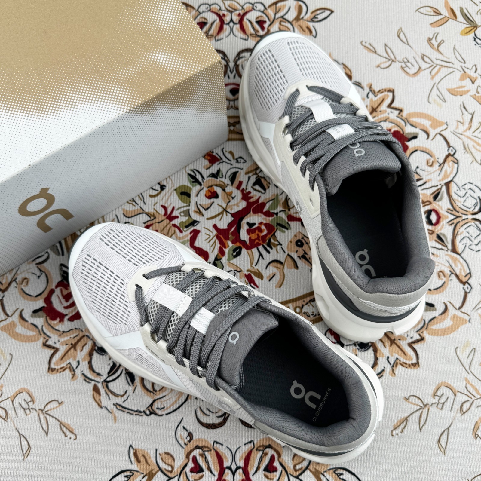 NEW On Cloudrunner 2 Frost |White woman’s Sneakers/CloudTec® cushioning US 6-9.5
