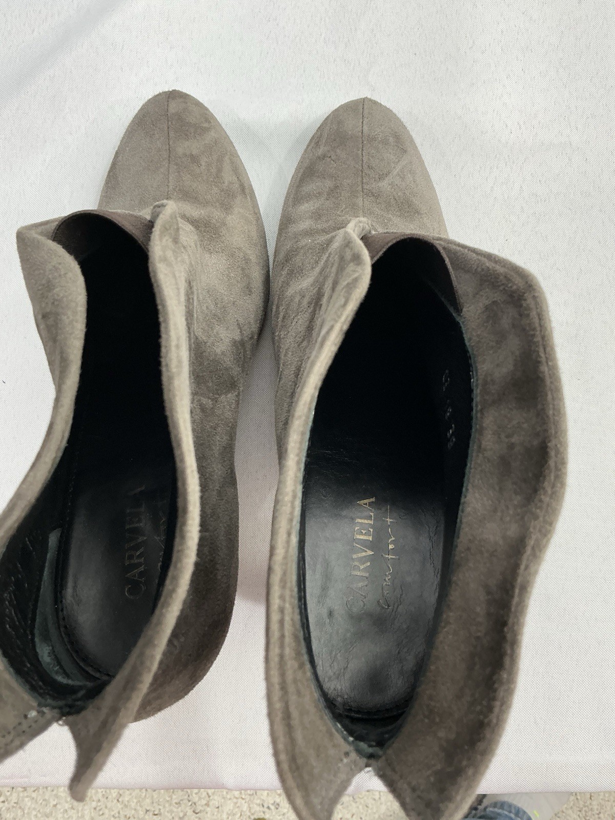 Womans Carvela Comfort Bootie Pull On 8.5/9 Brownish Gray V Front Stacked Heel