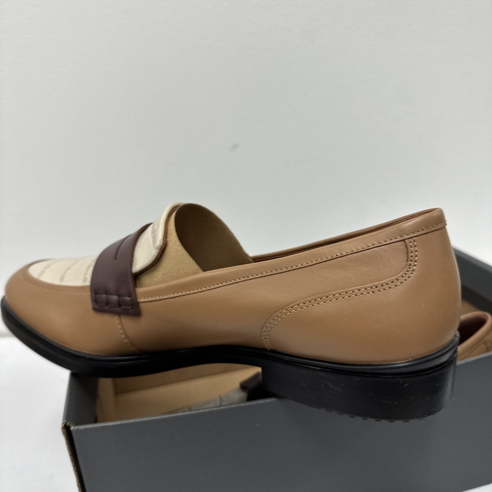 ECCO 209803 – Classic 15 Loafer – 61016 Limestone/Cashmere/Chocolate – S 10-10.5