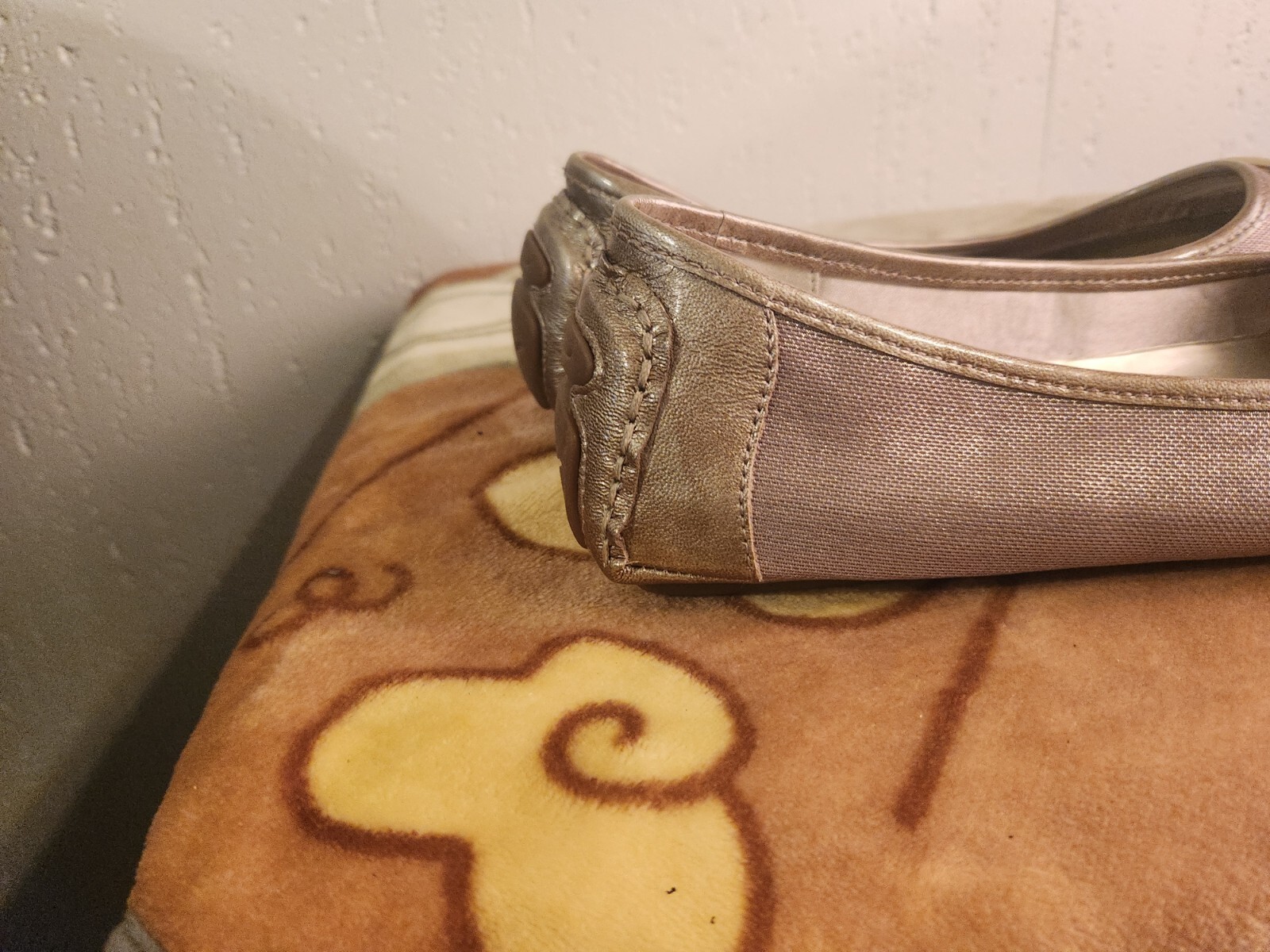AK Anne Klein Womens sz 11M Gold Metallic Cap Toe Flats Shoes #33