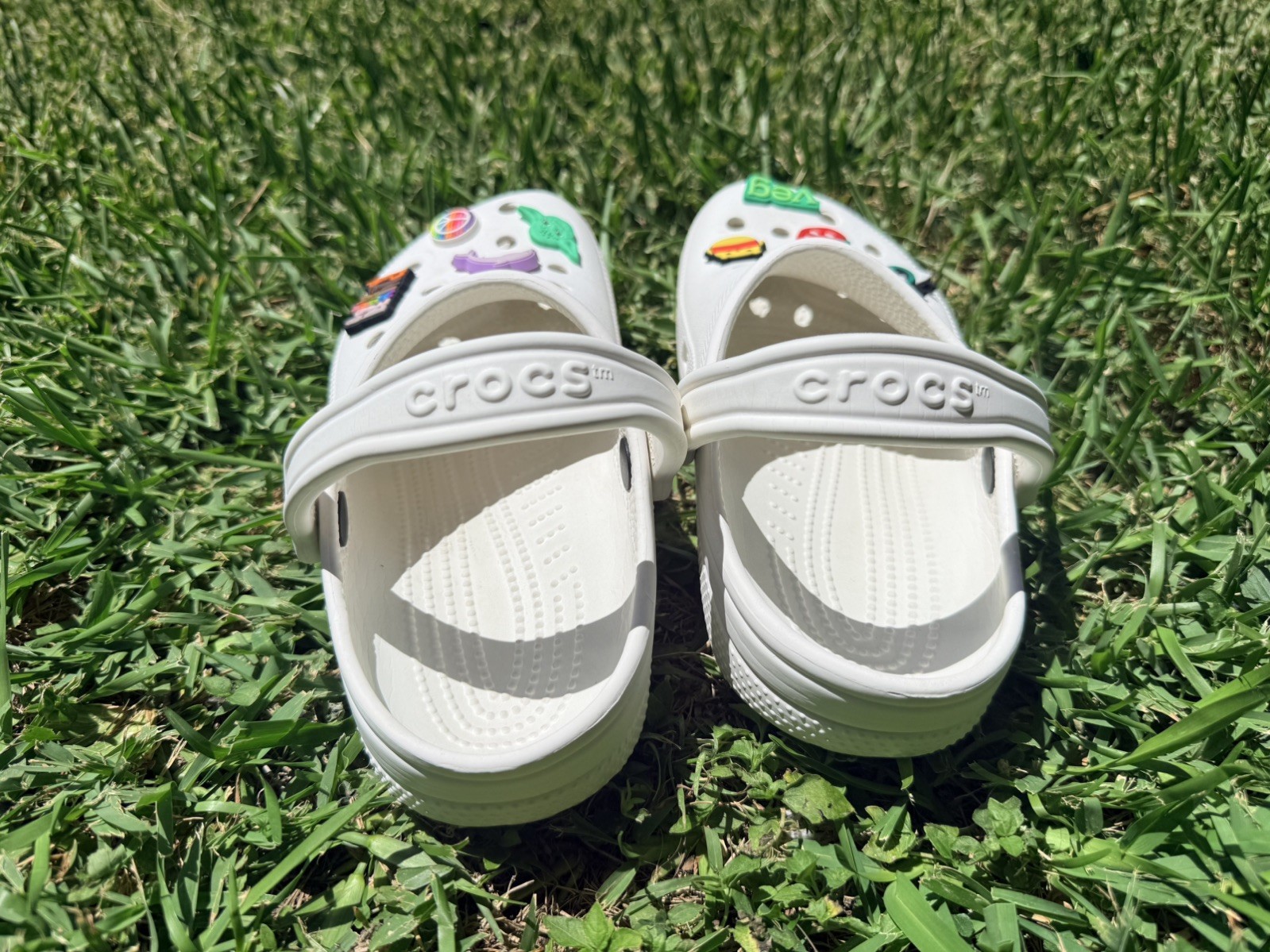 Crocs Classic Clogs Unisex Slip On Men’s 6 Women’s 8 White jibbitz Included