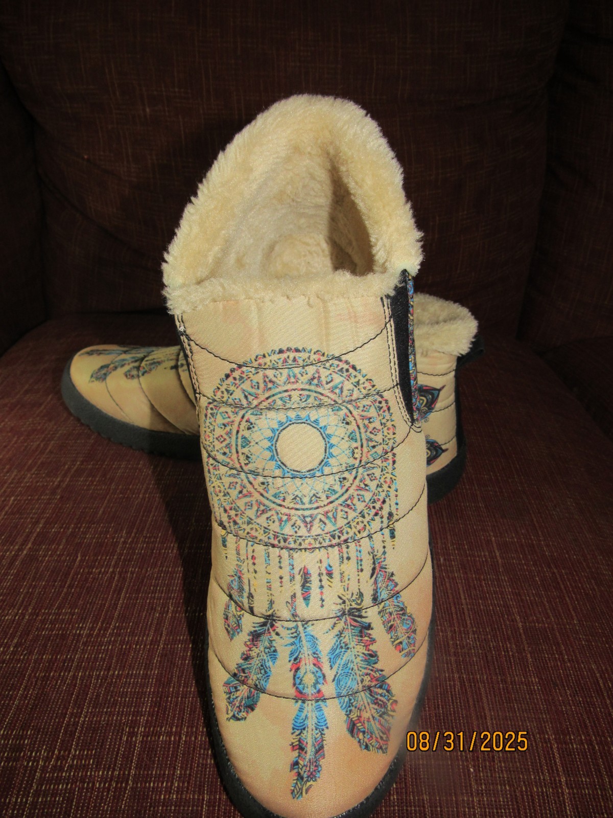 YES WE VIBE UNISEX DREAM CATCHER FAUX FUR LINED SLIPPERS MEN 8.5 WOMEN 10 VGUC