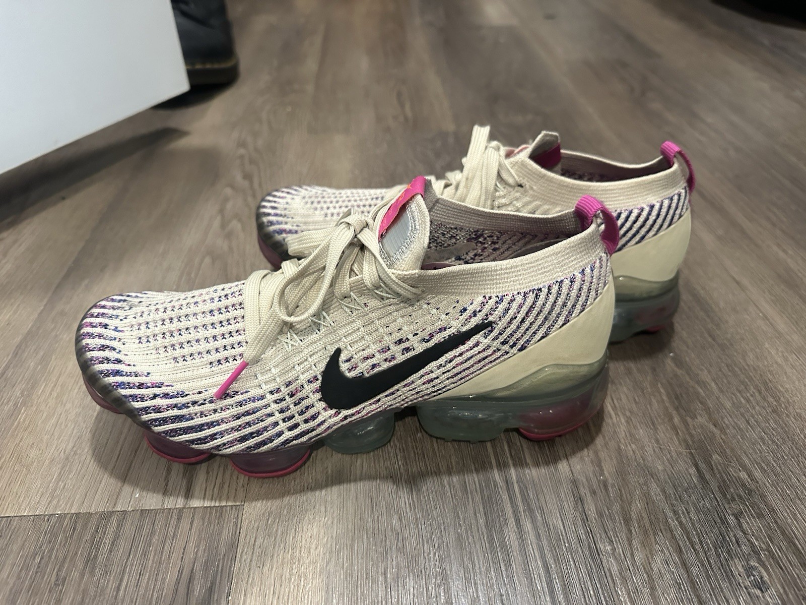 Nike Air VaporMax Women’s Low Top Lace-Up Knit Sneakers White/Purple/Pink