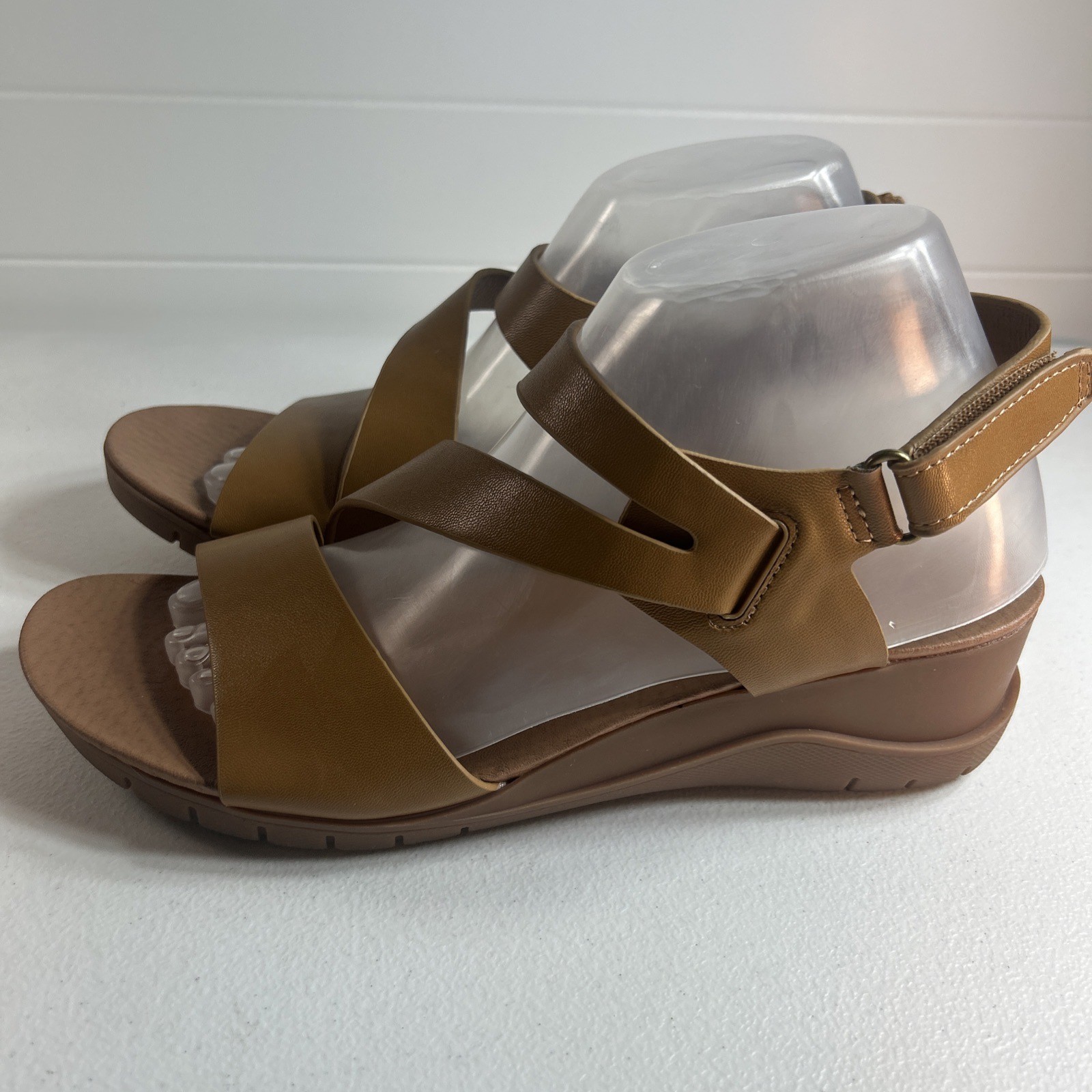 Baretraps Caley Women’s Sandals Size 9.5 M Tan Carmel Shoes Strap Comfort
