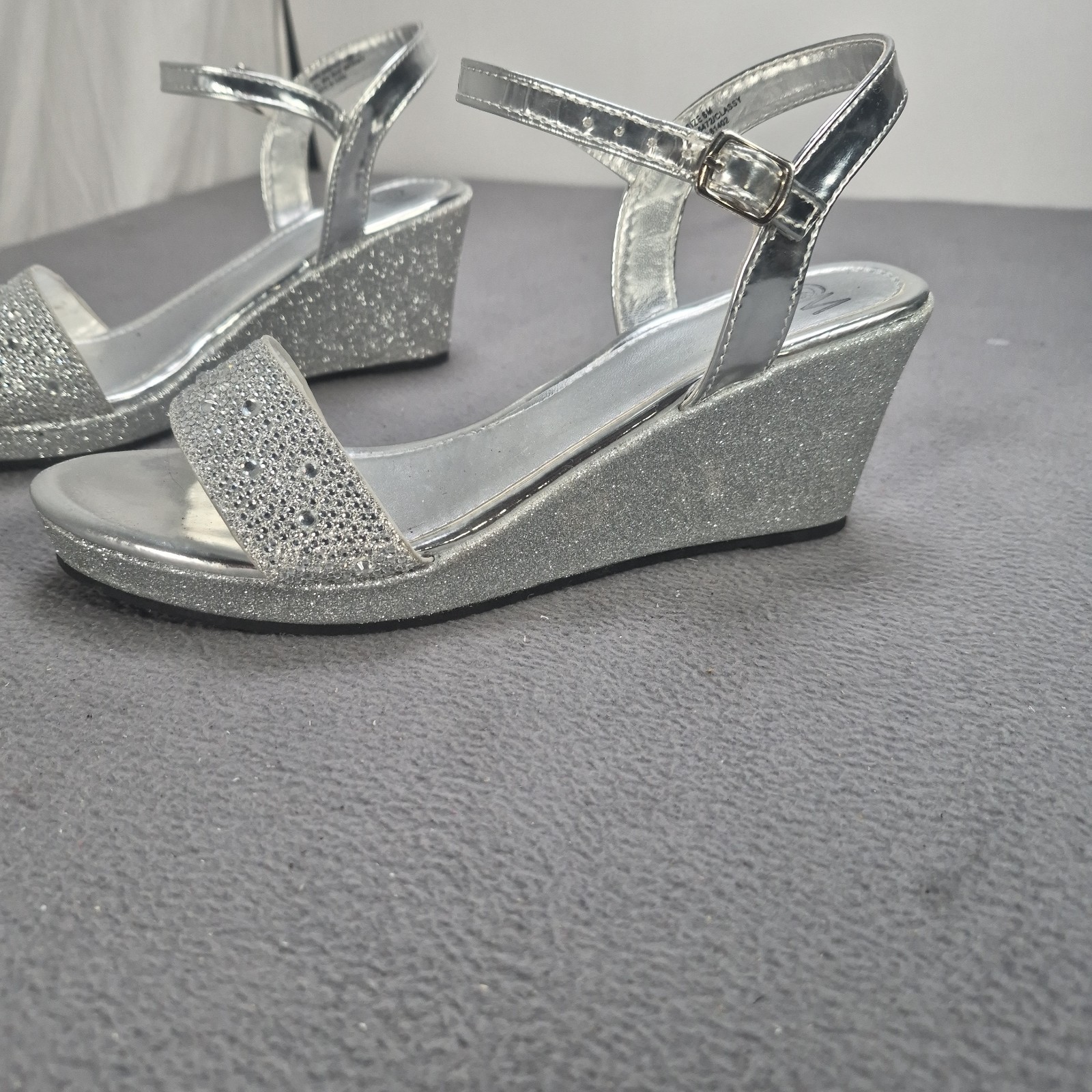 Chelsea Moreland Classy Strap Wedge Heels Platform Sandals Silver Glitter Size 6