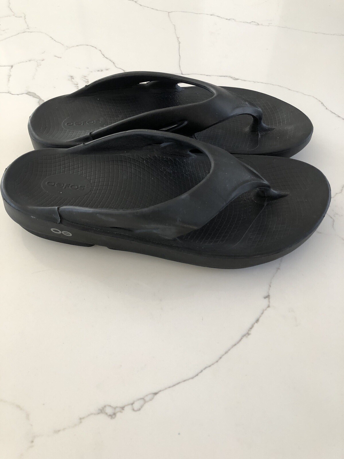 Oofos Unisex M-10 W-12 Slip on Flip Flop Black Recovery Light Weight Sandals