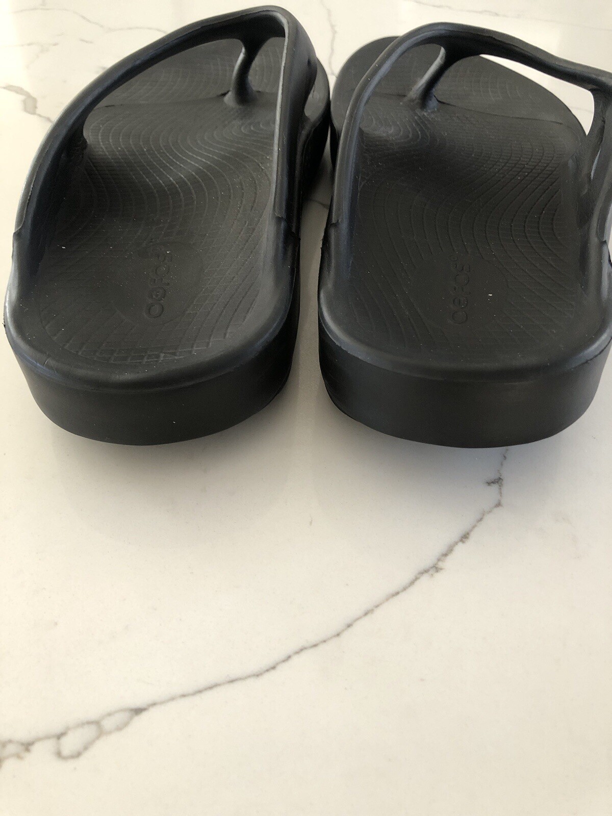 Oofos Unisex M-10 W-12 Slip on Flip Flop Black Recovery Light Weight Sandals