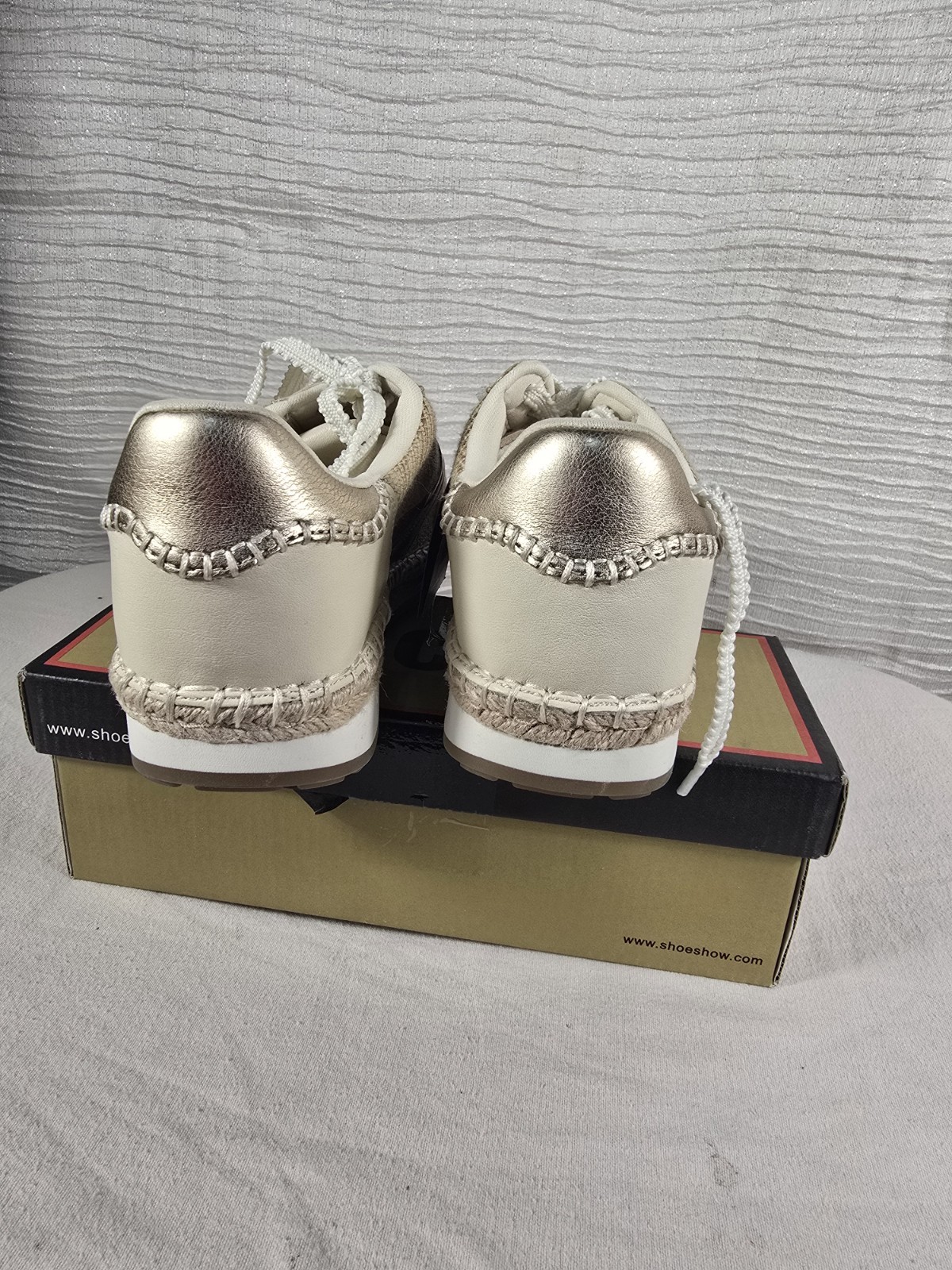 Universal Thread Womens Courtney Casual Fashion Sneakers Light Beige Size 8