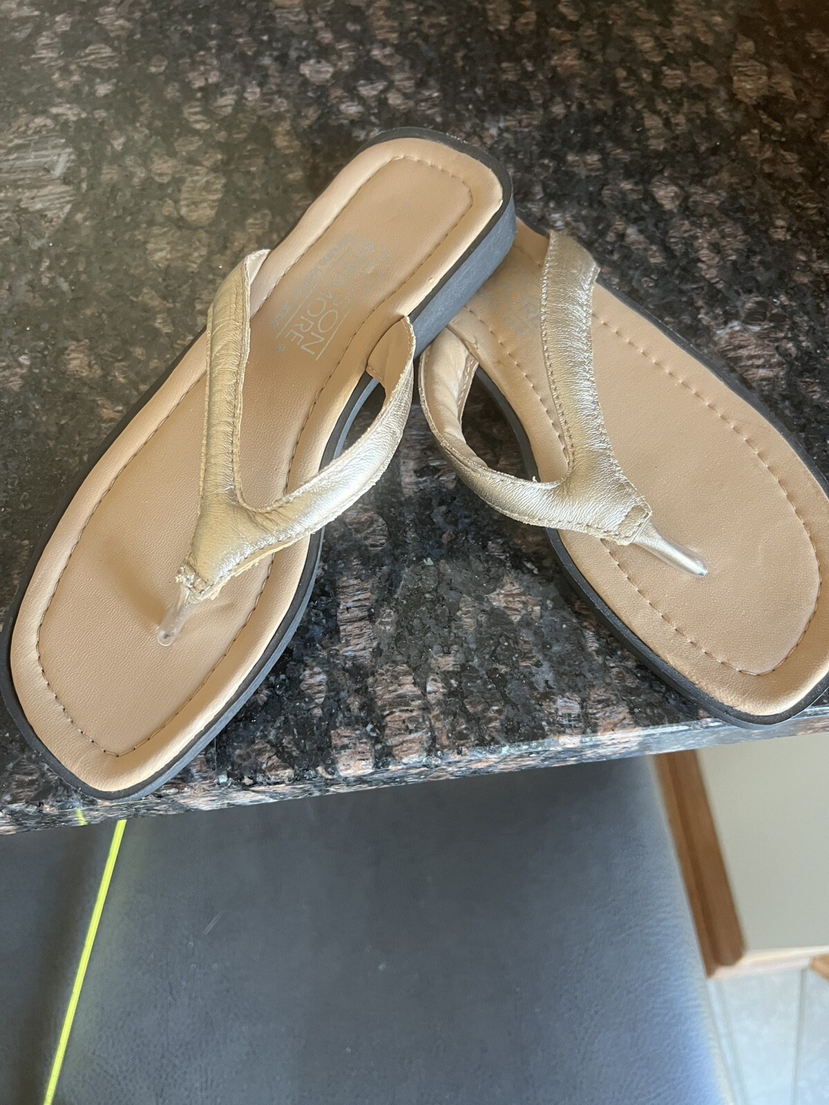 Allyson Whitmore Womens Sz 7 M gold Leather Slide Sandals new flats