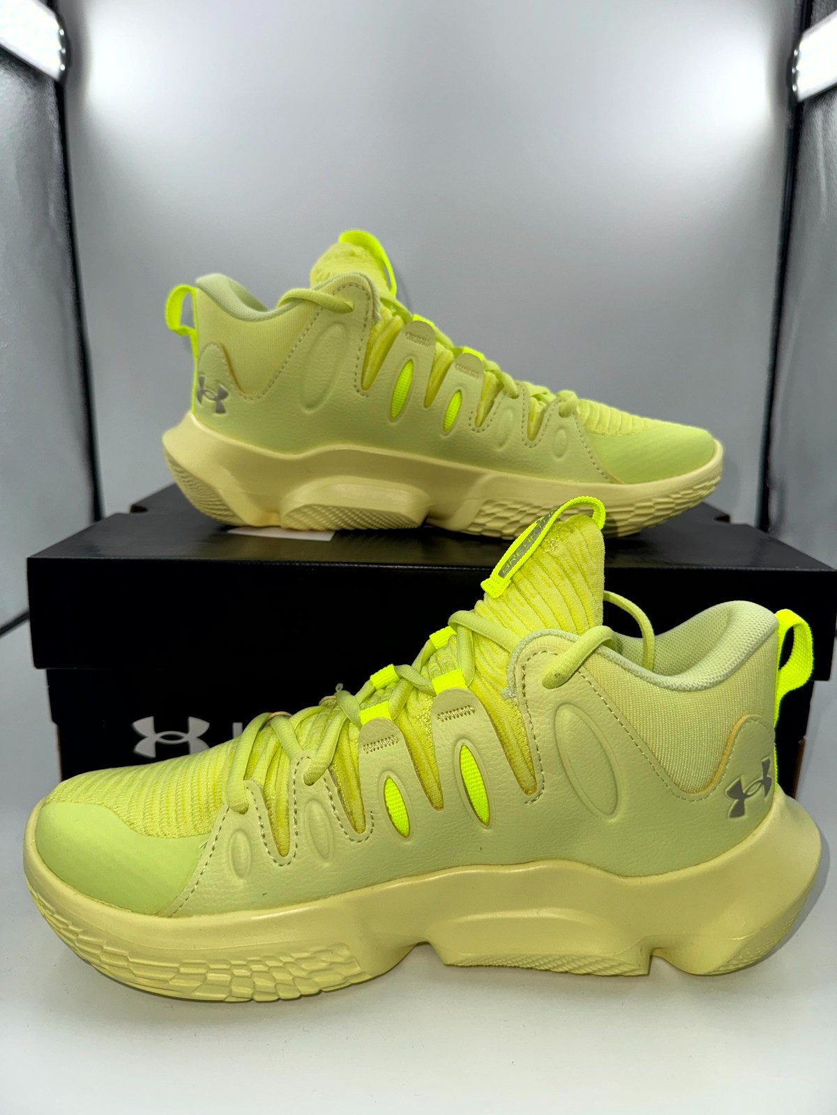 Under Armour UA Flow Breakthru 4 Womens 8 Sneakers Sonic Yellow Basketball Shoes