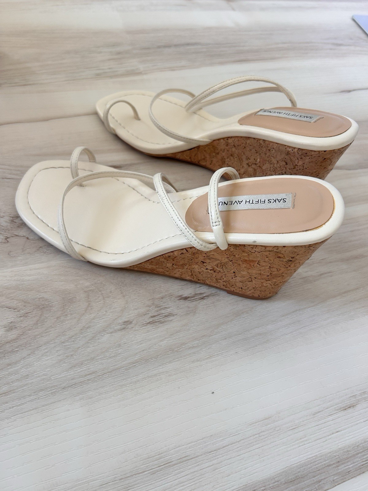 Saks Fifth Ave 38 Ivory Neutral Cream Leather Cork Wedge Toe Ring Sandles 8M