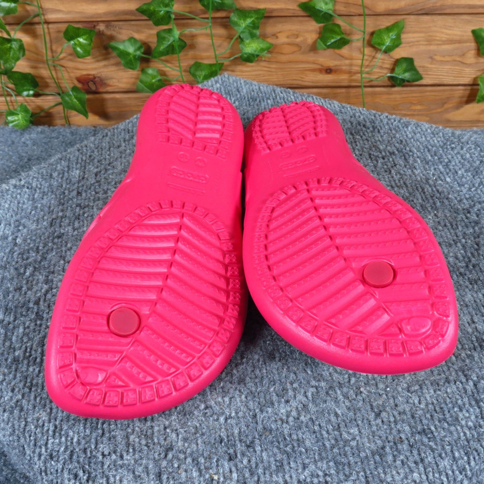 Crocs Classic Women Flip Flop Size 10 Casual Beach Sandal Pink Croslite