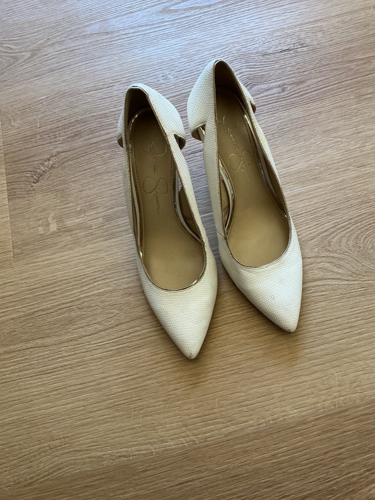 Jessica Simpson White Faux Leather Pumps, Size 7.5M, 3.25″ Heel
