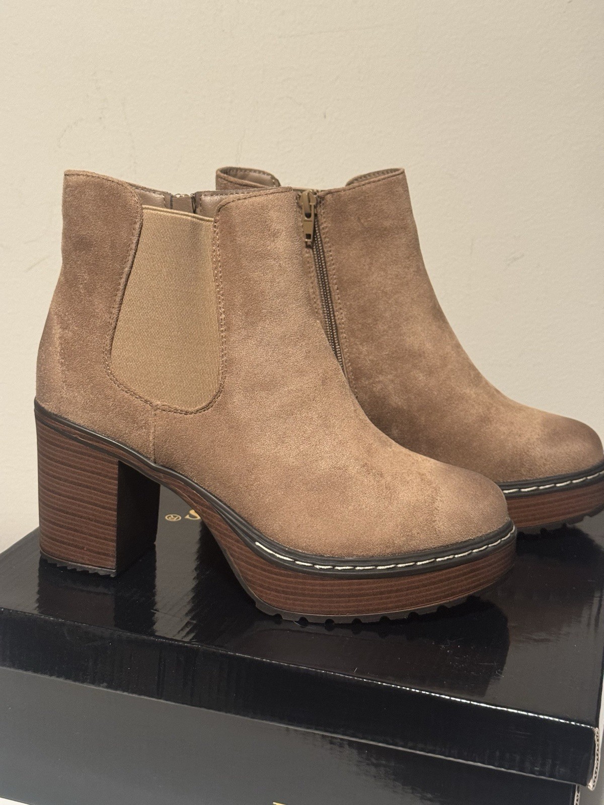 Pierre Dumas Women’s Boots Susan-1, Taupe Size 9 – New In Box