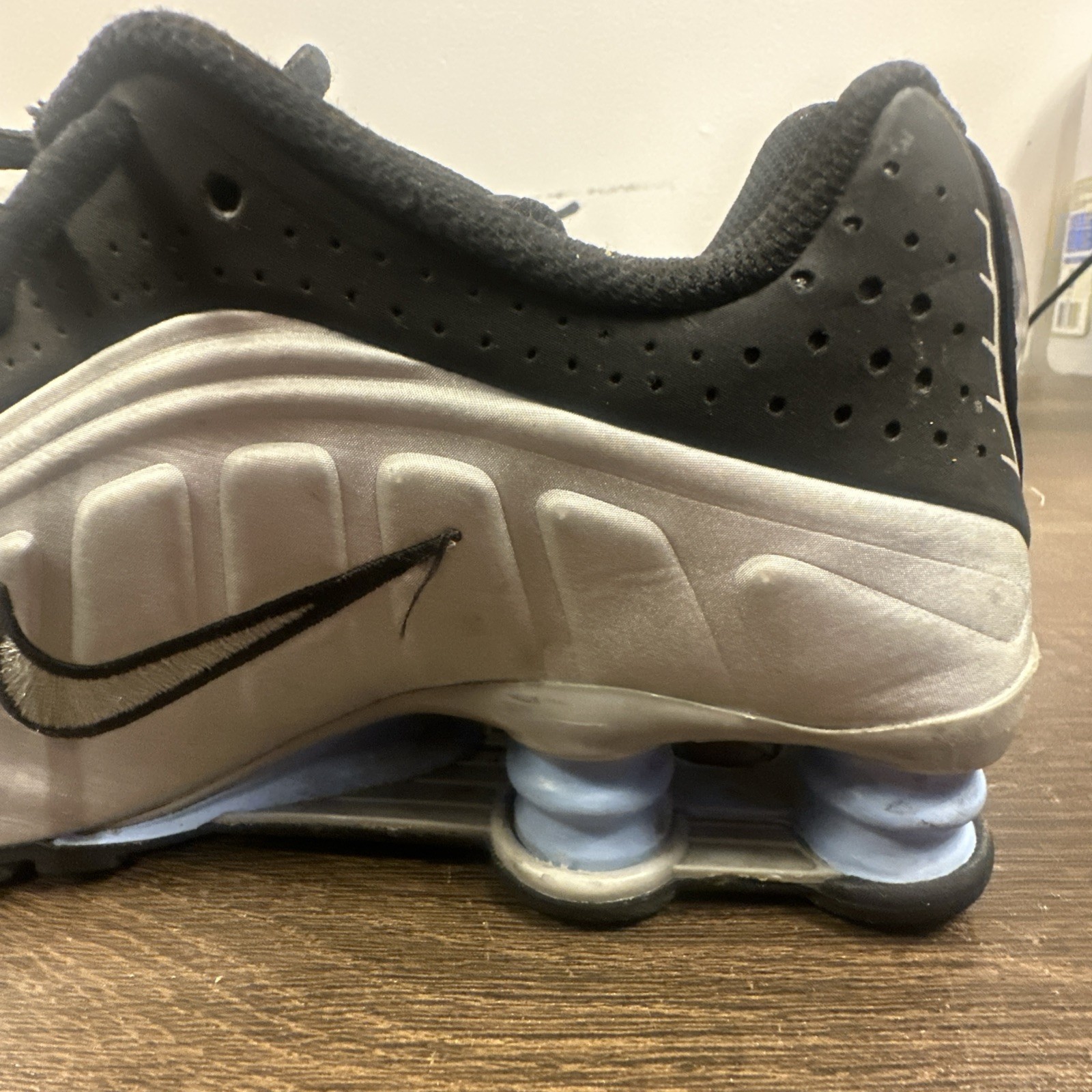 Women’s Size 7.5 Kids 6Y NIKE SHOX R4 White Blue Red Running Sneakers Shoes SC1