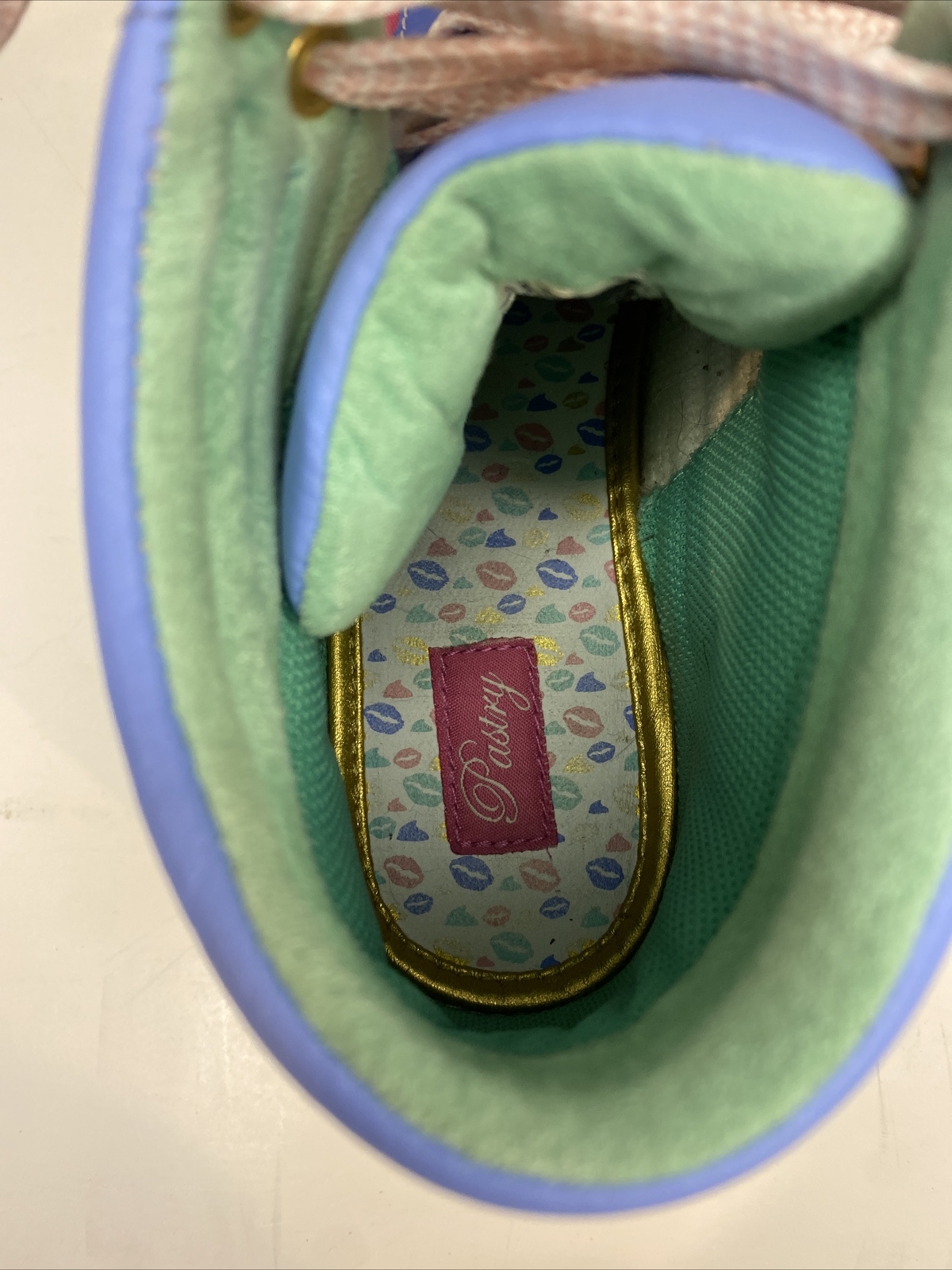 Love Pastry’s Women’s Shoes size 9 high tops Dance Hiphop Blue Green Pink Kisses