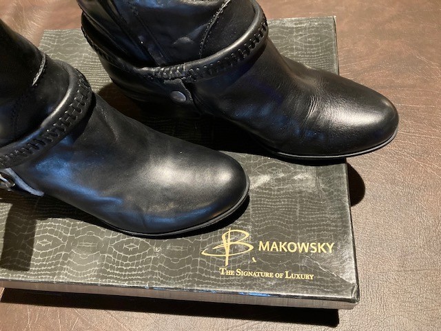 MAKOWSKY LEATHER BOOTS WITH REMOVABLE HARNESS BLACK SIZE 8.5 MEDIUM NEW IN BOX