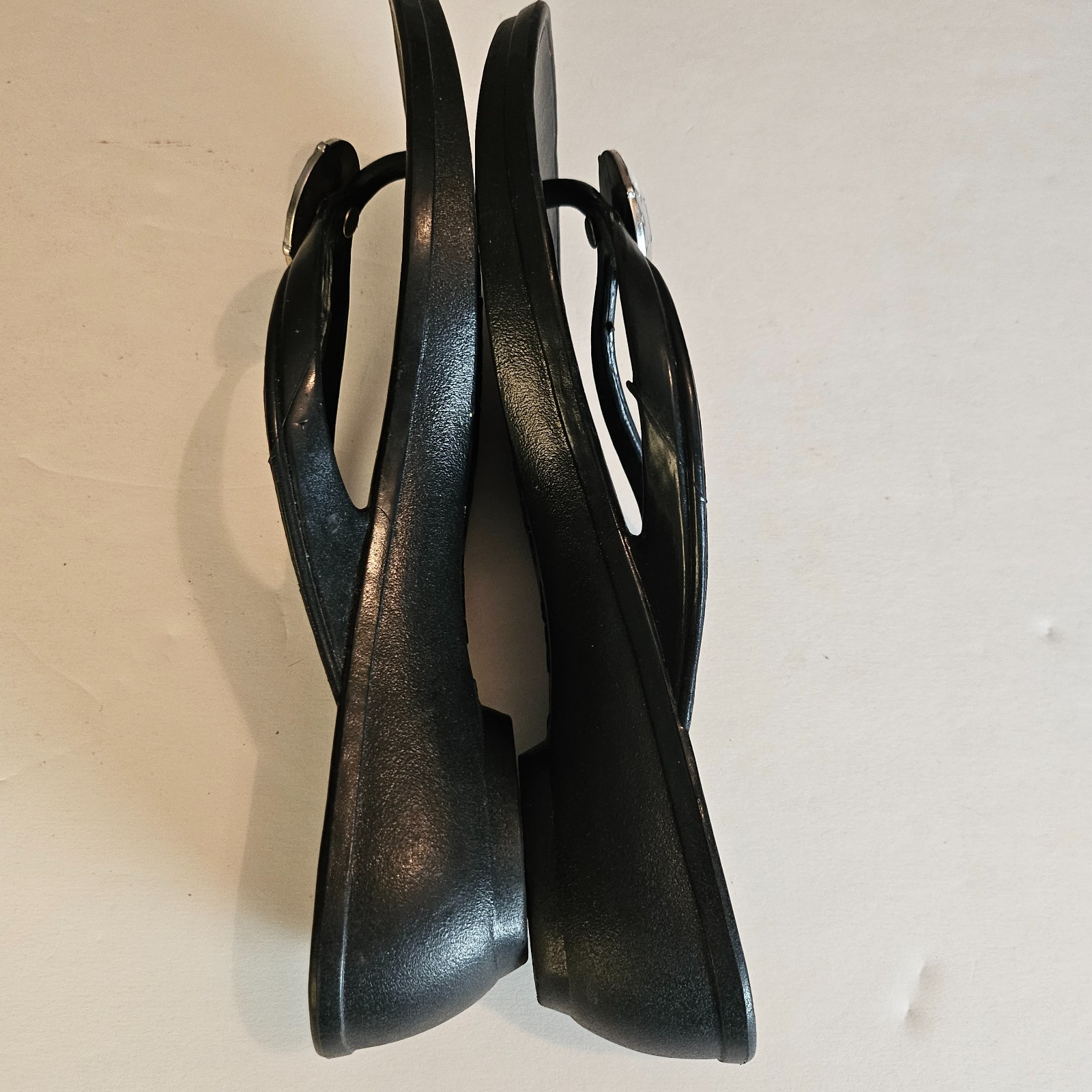 Oka B Womens heeled Black Flip Flop Sandals Size Medium Large with Large Gem