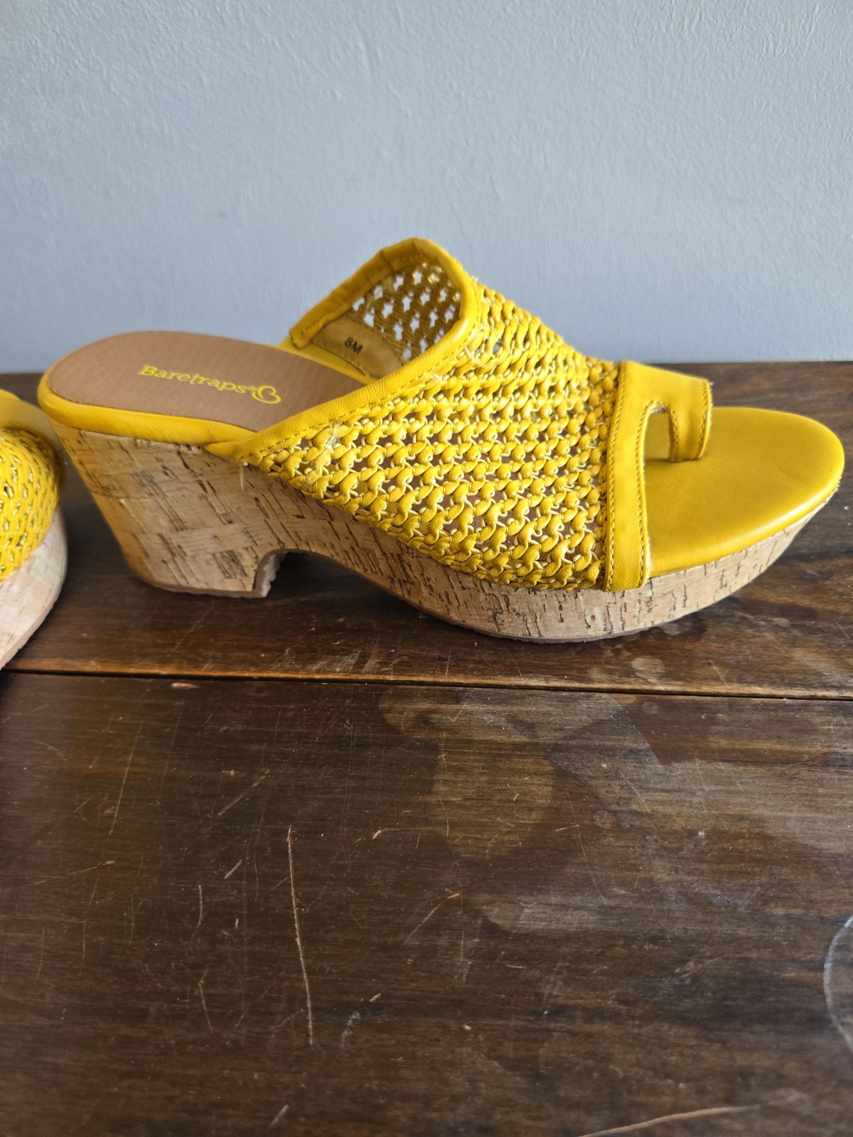 Women’s Baretraps Woven Yellow Slip-on Wedge Toe Ring Size 8M Pre-owned