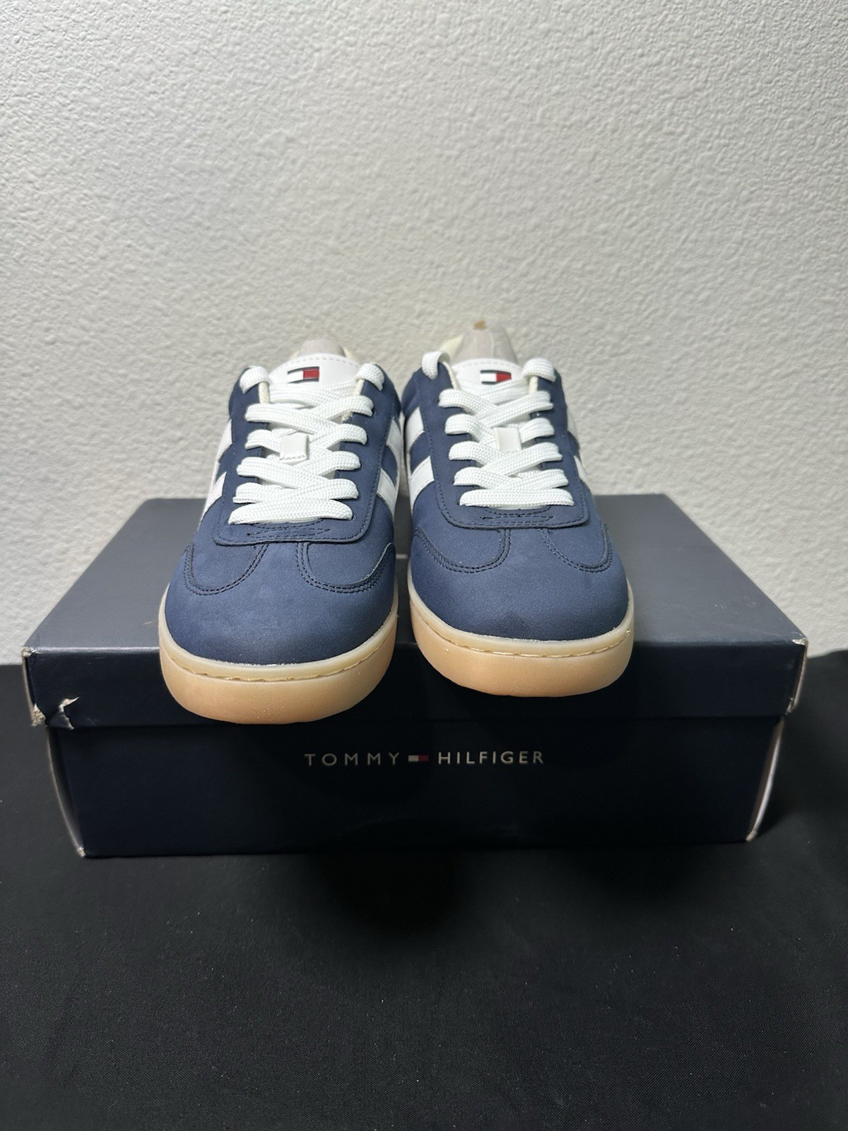 Tommy Hilfiger Women’s Maisie Sneakers Navy White Lace-Up Low Profile 6 New