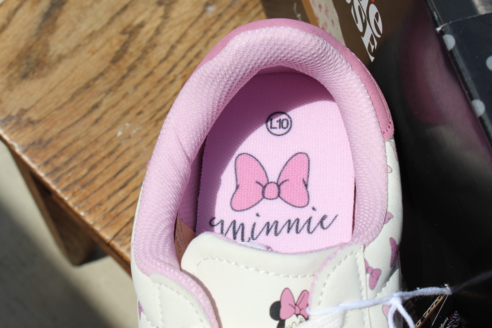 Disney Minnie Mouse Women’s Character Sneakers Size 10 NWT!