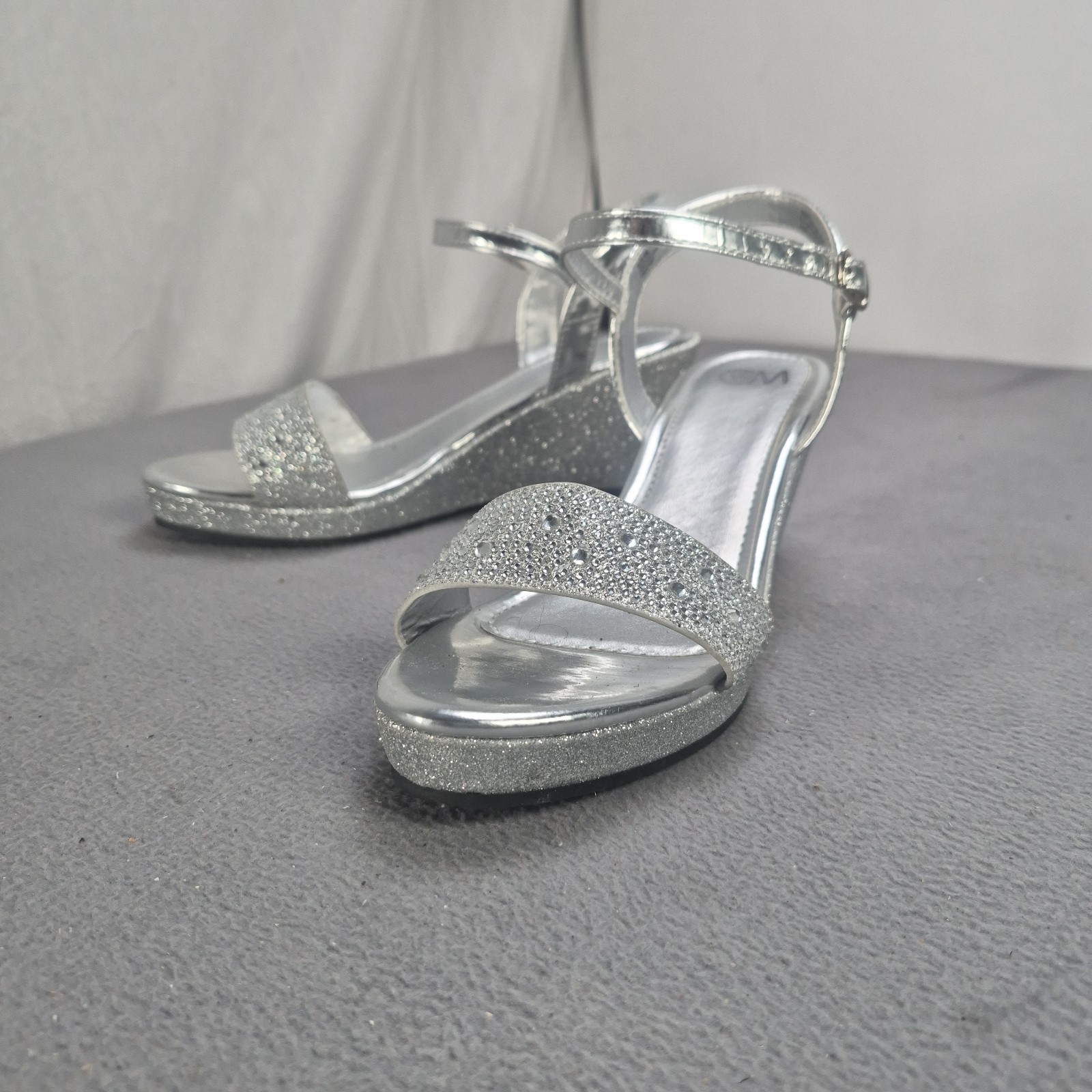 Chelsea Moreland Classy Strap Wedge Heels Platform Sandals Silver Glitter Size 6