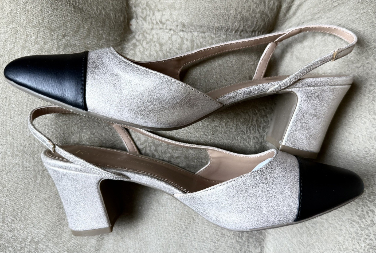 NIB ROHB BY JOYCE AZRIA BELLA DESIGNER SZ. 9M 2.5″ HEEL SLINGBACK BEIGE GLDBLK