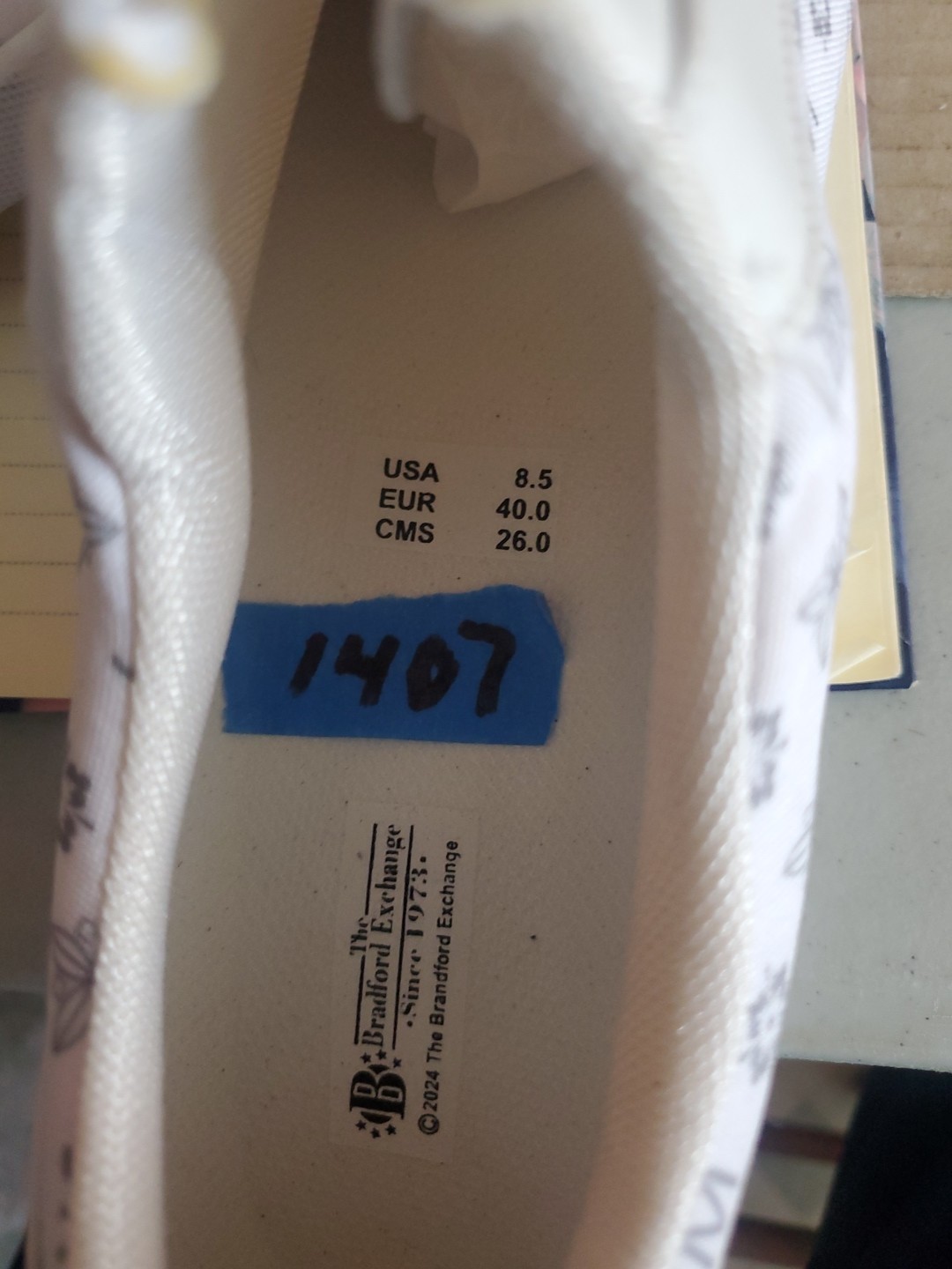 BRADFORD EXCHANGE WOMAN SNEAKERS SIZE 8.5. WHITE AND WITH JM LOGO ZIPPER