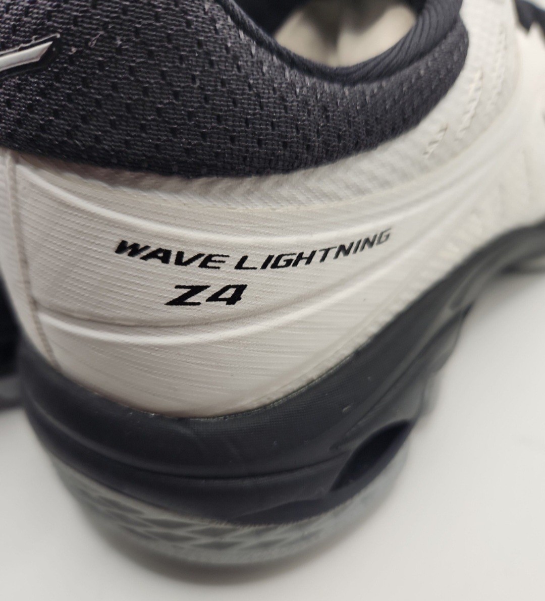 New With Defects – Mizuno Wave Lightning Z4 Shoes – Size 6
