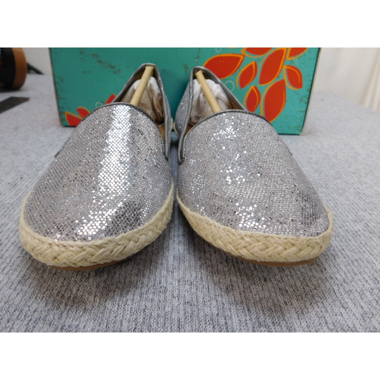 Yuu Geniva Espadrille Slip-on Shoe Womens 8 Silver Glitter NIB YU10127