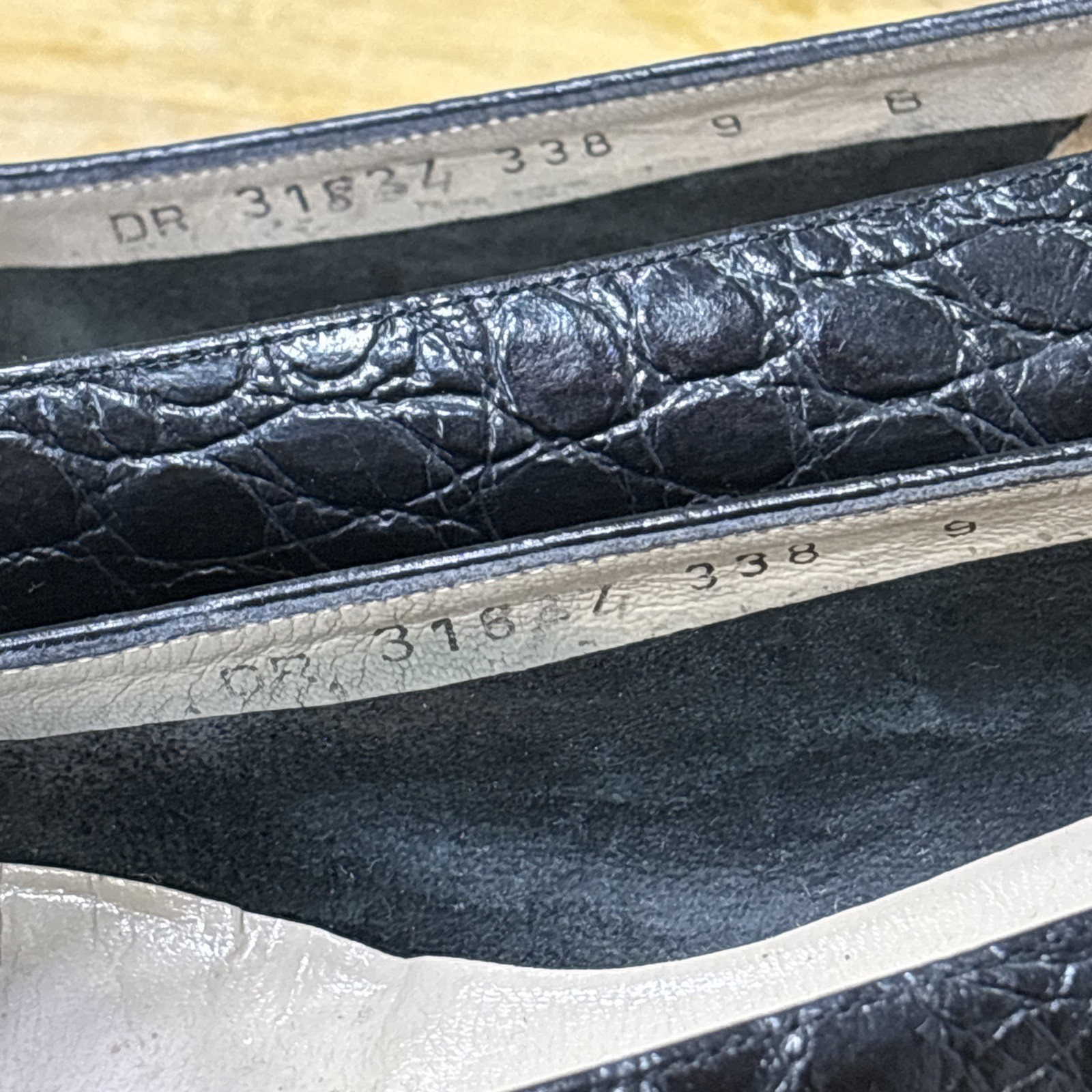 Vintage Salvatore Ferragamo Vara Black Croc Embossed Leather Pumps Sz 9B