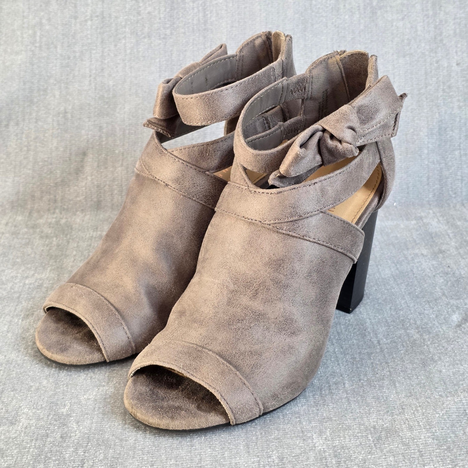 LC Lauren Conrad Peep Toe Booties Womens 7 Grey Java Bow Cut Out Block Heel