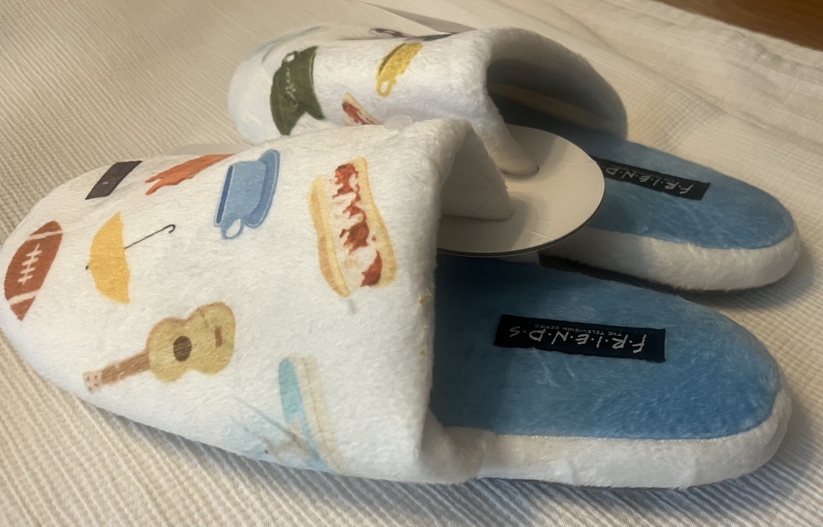 NWT F.R.I.E.N.D.S. TV Show Central Perk Hallmark Adult Slippers L/XL (No Sound)