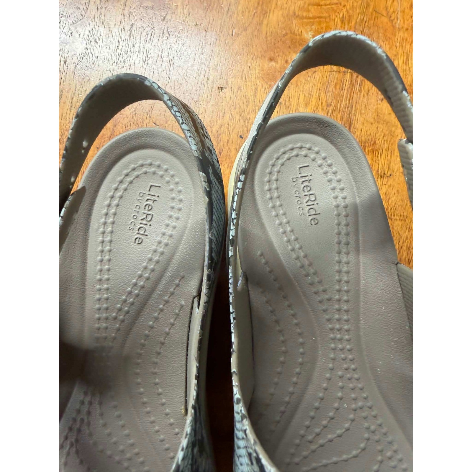 Crocs Brooklyn Low Wedge Snake Print Platform Sandals Womens 7 Grey Tan 206451