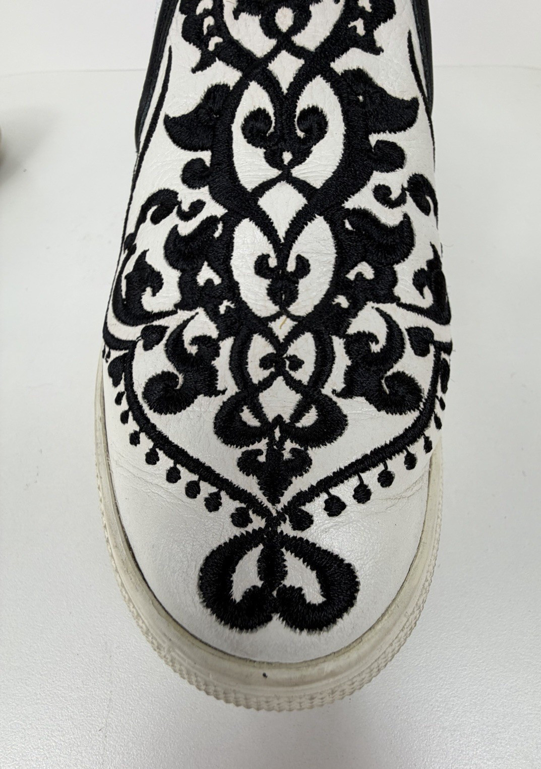 Brighton Women’s Size Moor Casablanca Embroidered Blk/White Leather Sneakers