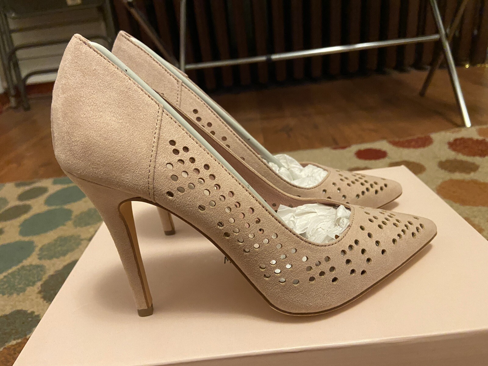 Madison from shoedezzling shoes heels size 7.5 blush, beige ,stiletto,fox suede