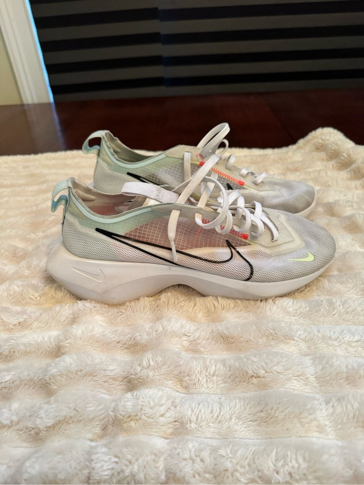 Nike Vista Lite Sneakers Women’s 9.5 White Black Barely Volt CI0905-102