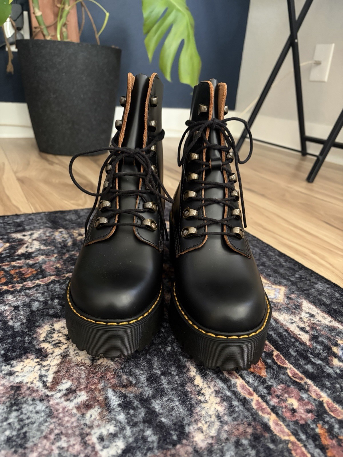 NEW Dr. Martens Leona Black Vintage Smooth Leather Lace-Up Ankle Boots US 7