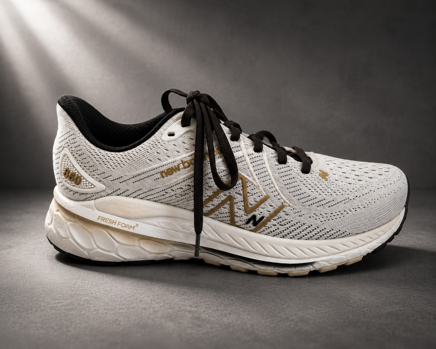 New Balance Fresh Foam 860 Women’s Running Shoes White Gold Black Size 7 Pre-Own