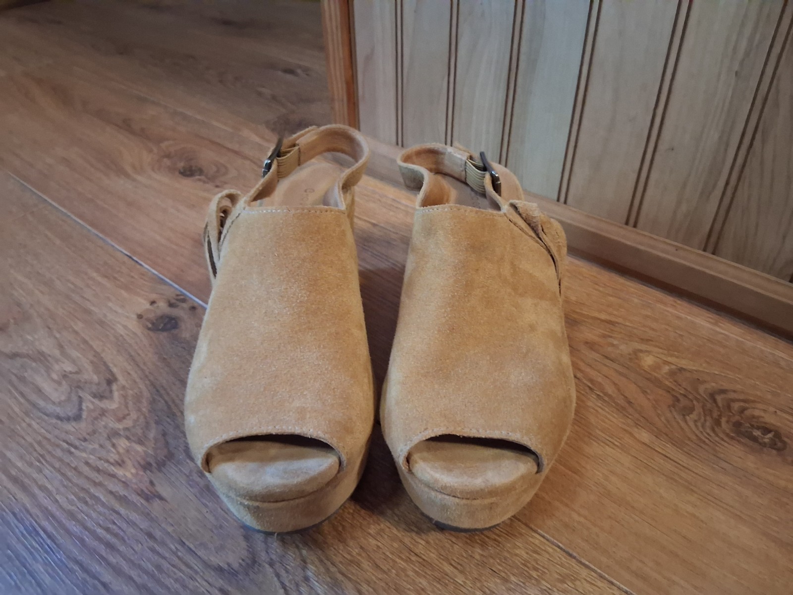 Chocolat Blu Wells Platform Wedge Open Toe Sandal Ankle Fringe Women’s 6.5 Suede