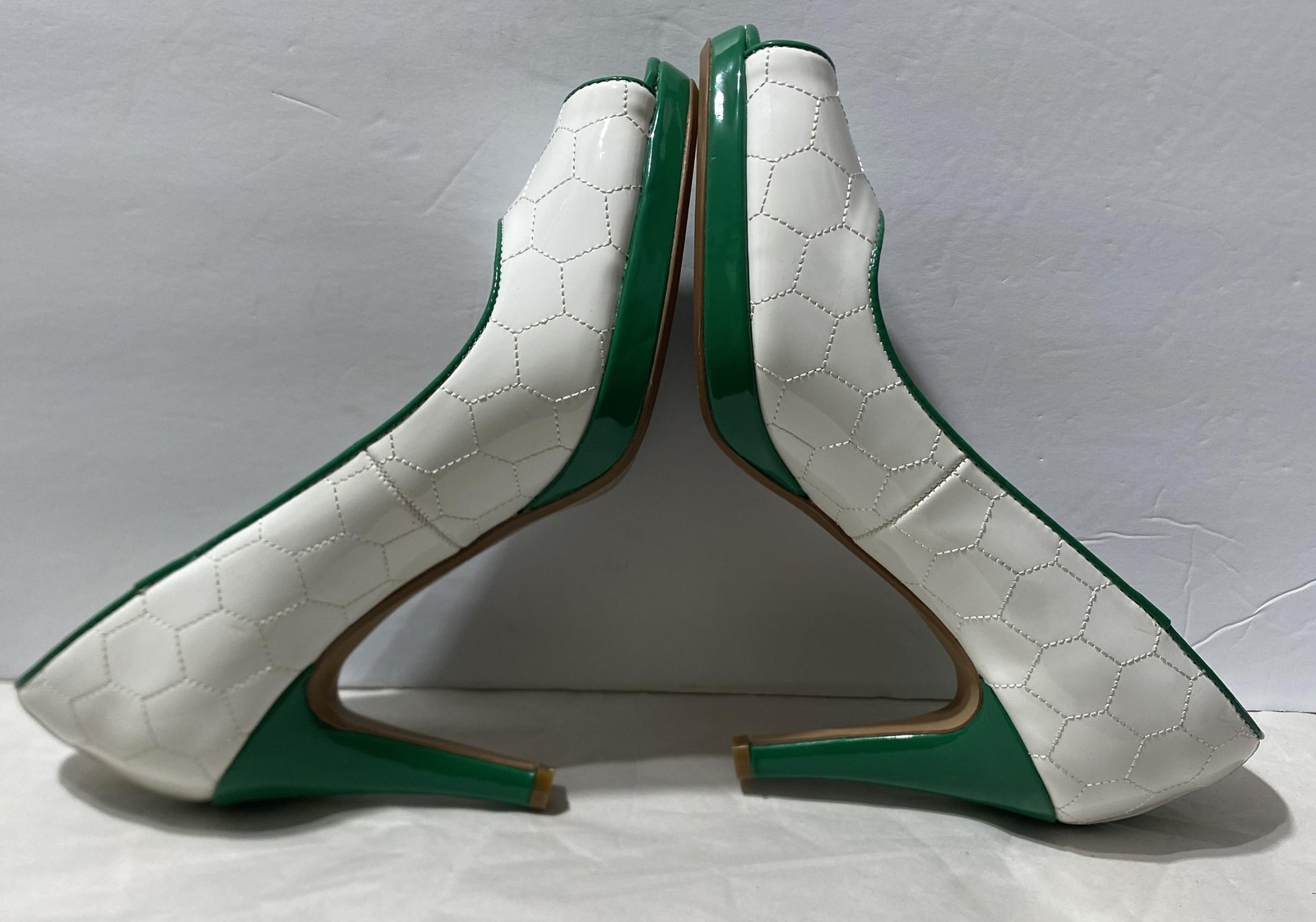 Charis & Doxa Heels Womens Size 7.5 White Soccer Stitch Striker Green Peep Toe