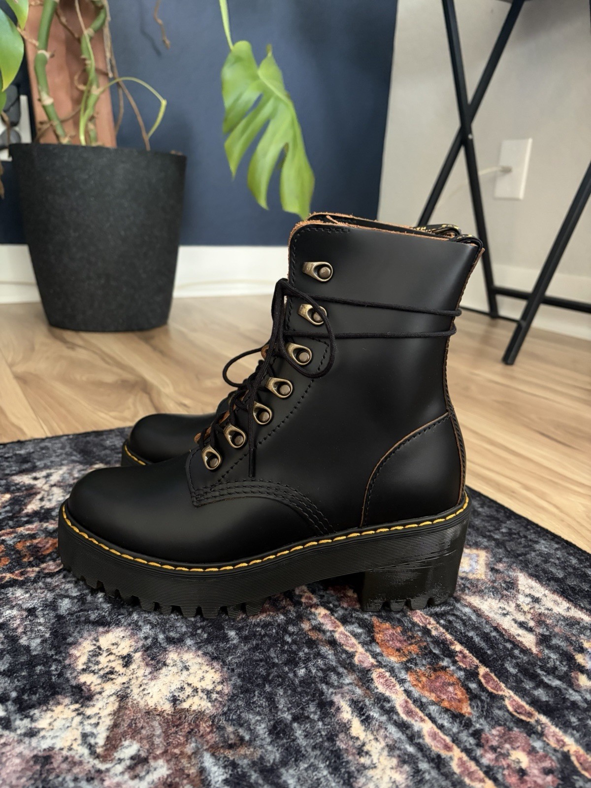 NEW Dr. Martens Leona Black Vintage Smooth Leather Lace-Up Ankle Boots US 7