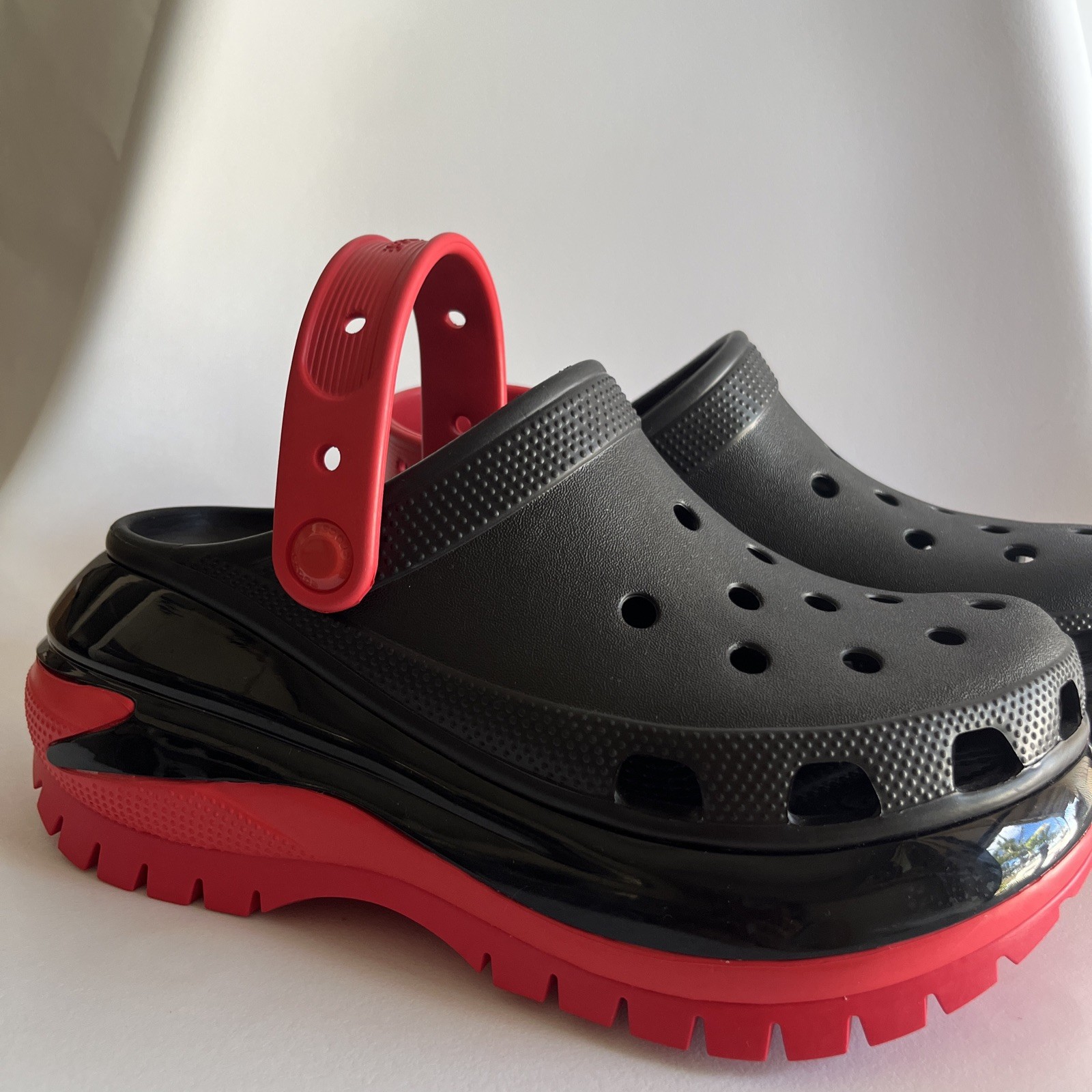 Crocs Mega Crush Clog black red womens Right W7 Left W8 mismatched pair adaptive