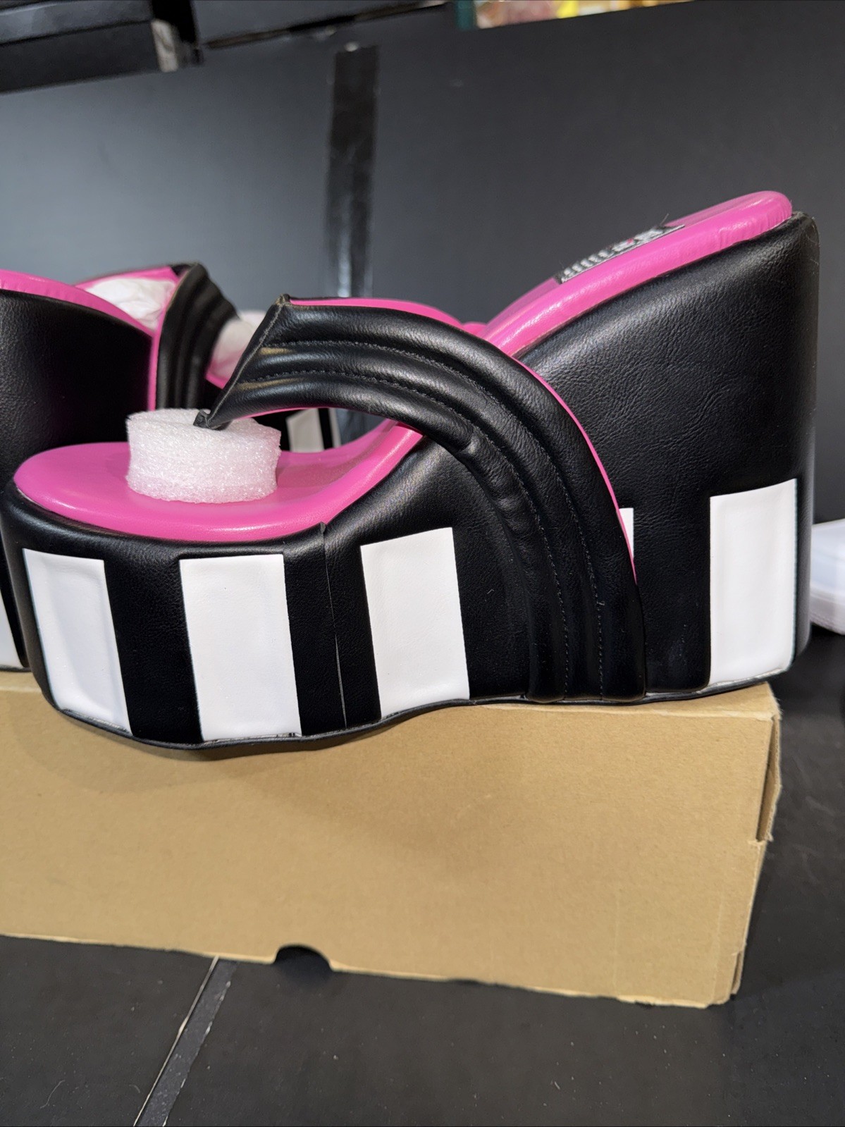 Lagoona Blue Monster High Platform YRU Pink Black White Size 8M