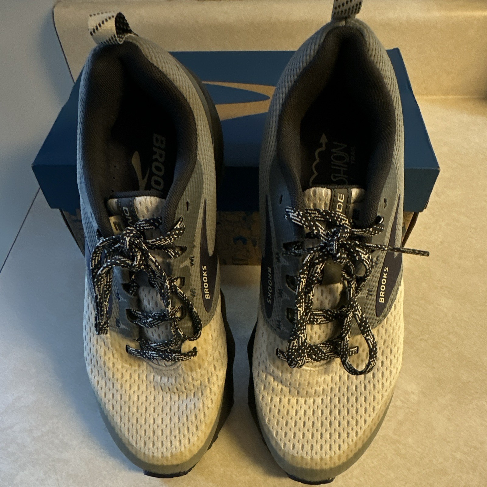 Brooks Divide 2 Women’s Trail Running Sneakers Gray White Black Blue Mesh