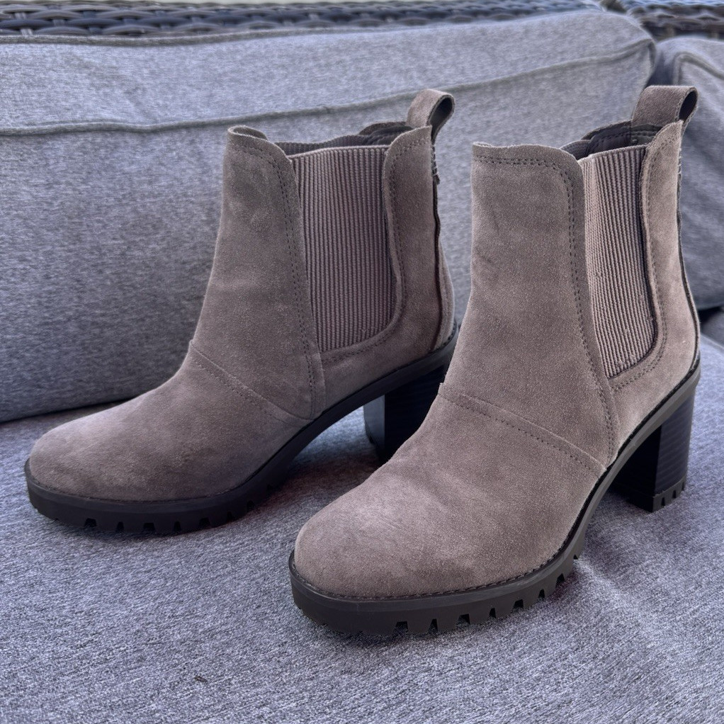 UGG Gray Suede Chelsea Ankle Boots Round Toe Rubber Sole Womens US 6 EU 37